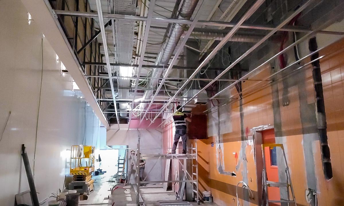 Reviser a aplicar tetos de gesso cartonado no hipermercado Continente