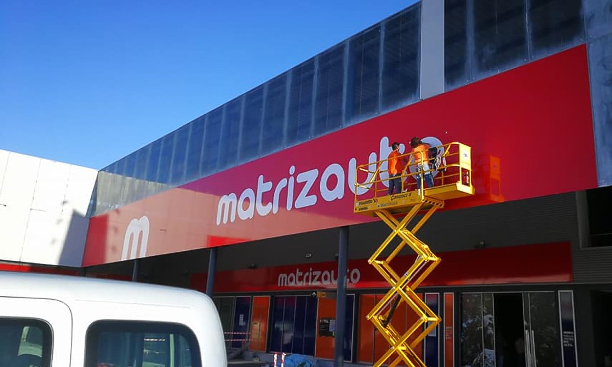 Aplicação de tetos e paredes em gesso cartonado no concessionário Matrizauto do Viseu Retail Park