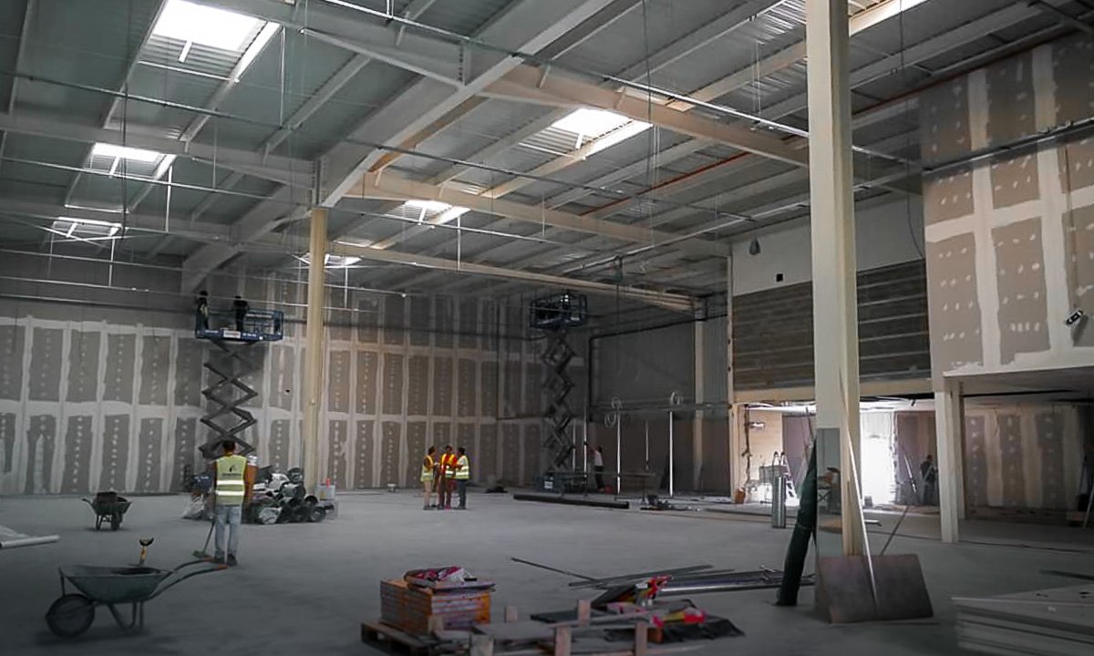 Aplicação de tetos e paredes em gesso cartonado no concessionário Matrizauto do Viseu Retail Park