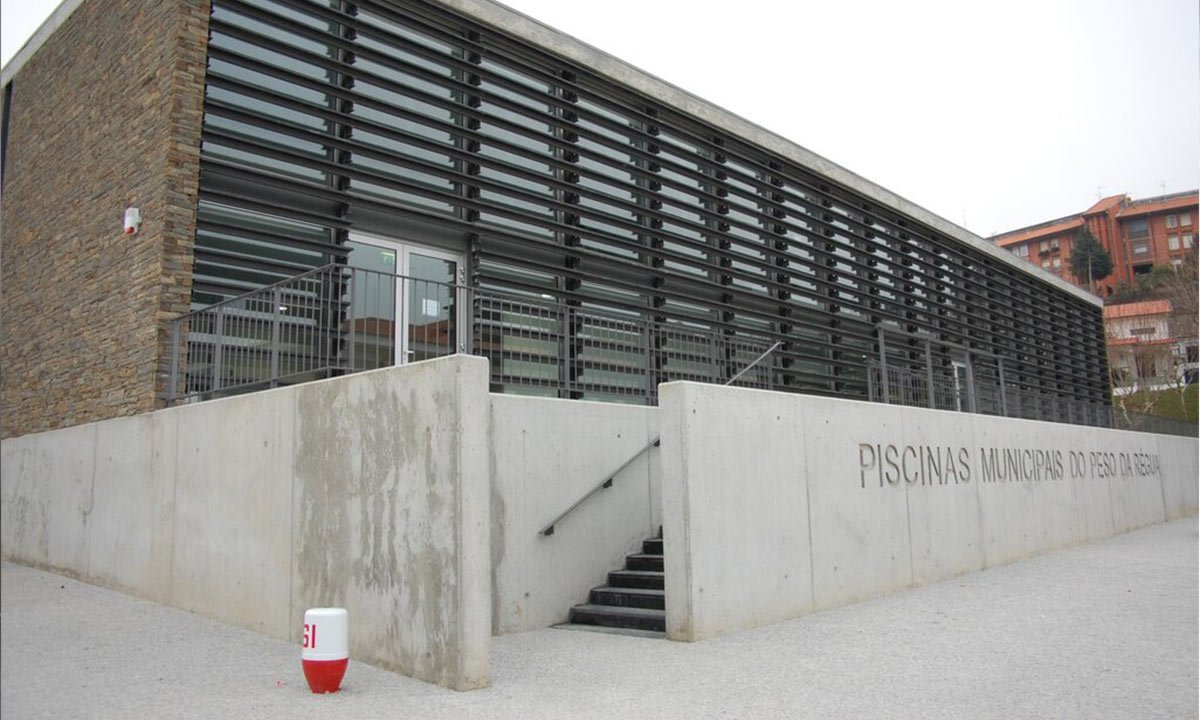 Aplicação de tetos em Aquapainel Knauf nas Piscinas Municipais de Peso da Régua