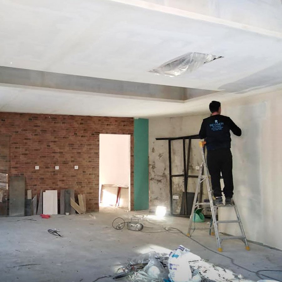 Reviser em pinturas e acabamentos de uma habitação